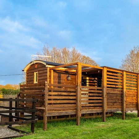 Hillside View Shepherds Hut - Ockeridge Rural Retreats Little Witley Экстерьер фото