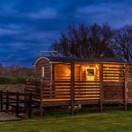 Hillside View Shepherds Hut - Ockeridge Rural Retreats Little Witley Экстерьер фото