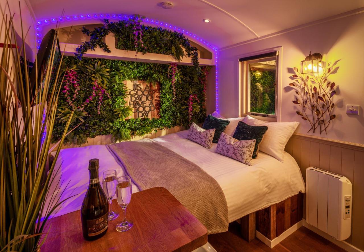 Hillside View Shepherds Hut - Ockeridge Rural Retreats Little Witley Экстерьер фото