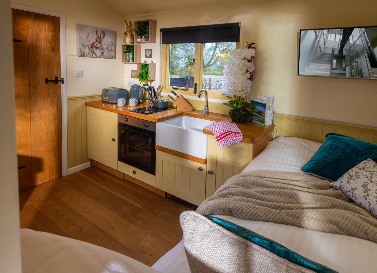 Hillside View Shepherds Hut - Ockeridge Rural Retreats Little Witley Экстерьер фото