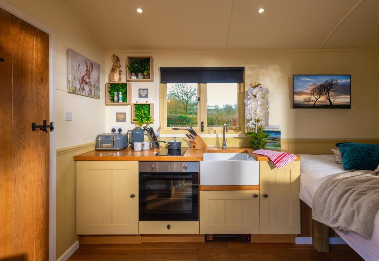 Hillside View Shepherds Hut - Ockeridge Rural Retreats Little Witley Экстерьер фото
