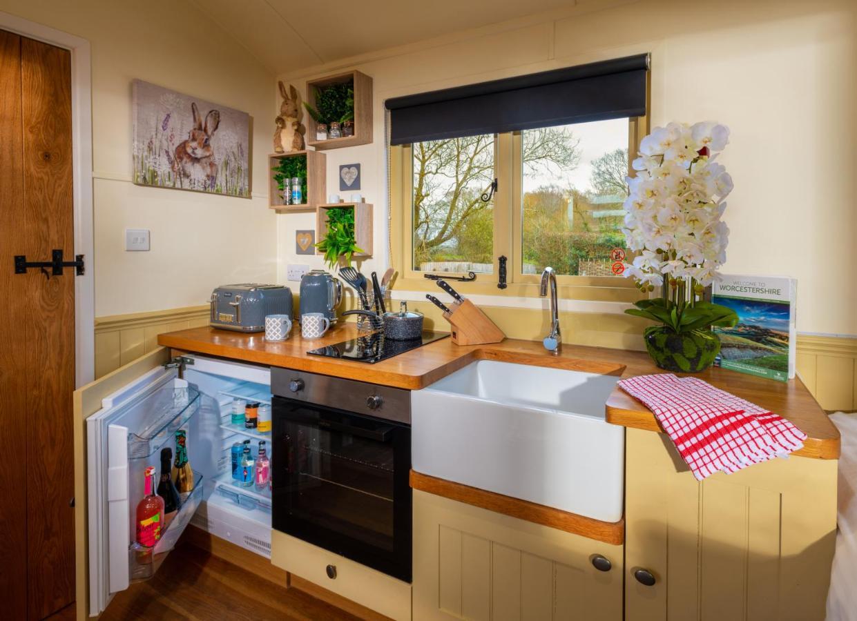 Hillside View Shepherds Hut - Ockeridge Rural Retreats Little Witley Экстерьер фото