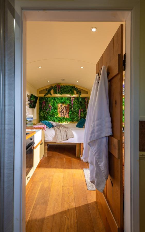 Hillside View Shepherds Hut - Ockeridge Rural Retreats Little Witley Экстерьер фото