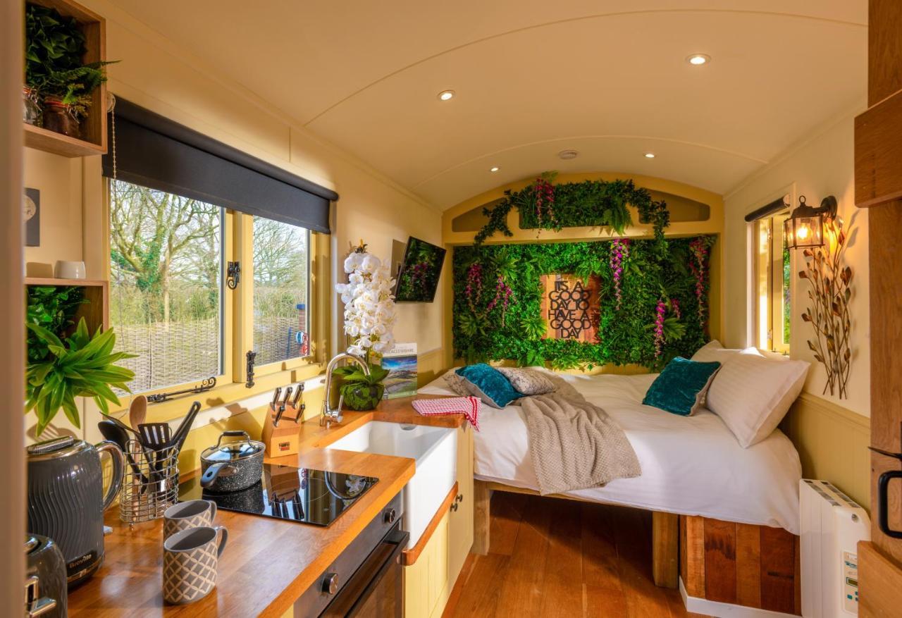 Hillside View Shepherds Hut - Ockeridge Rural Retreats Little Witley Экстерьер фото
