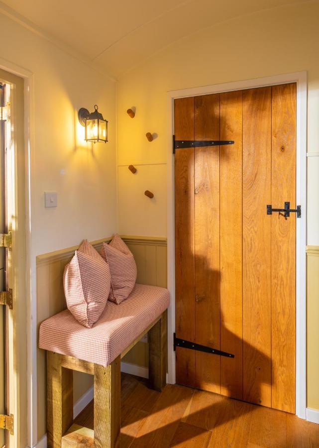 Hillside View Shepherds Hut - Ockeridge Rural Retreats Little Witley Экстерьер фото
