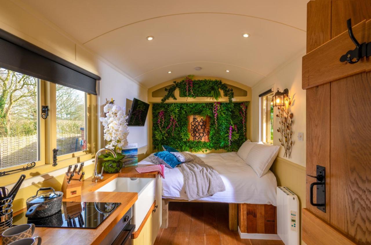 Hillside View Shepherds Hut - Ockeridge Rural Retreats Little Witley Экстерьер фото