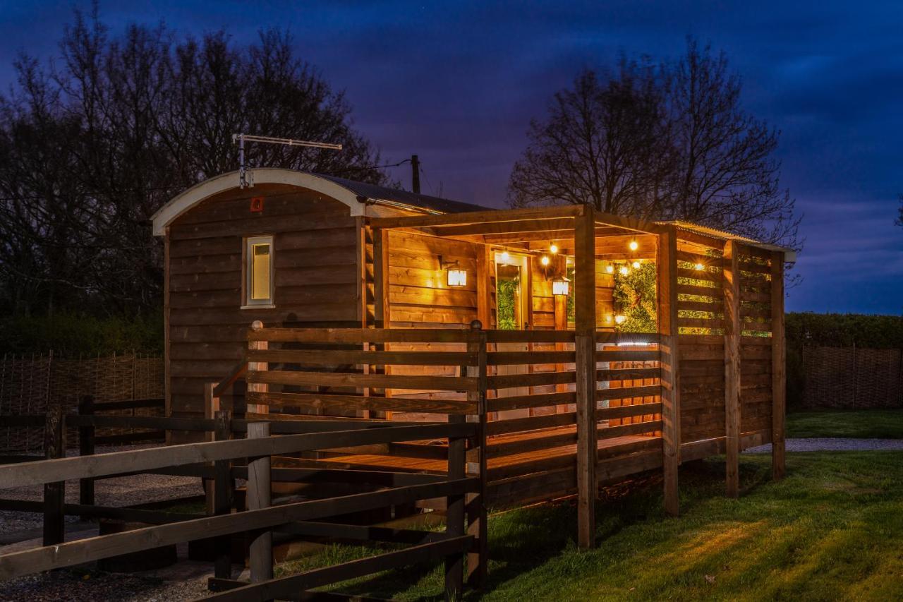 Hillside View Shepherds Hut - Ockeridge Rural Retreats Little Witley Экстерьер фото