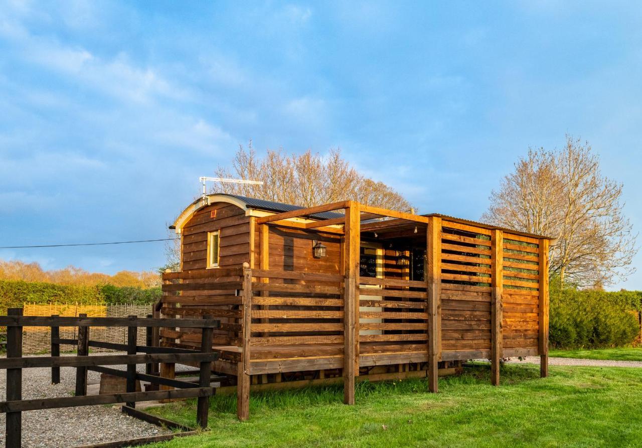 Hillside View Shepherds Hut - Ockeridge Rural Retreats Little Witley Экстерьер фото