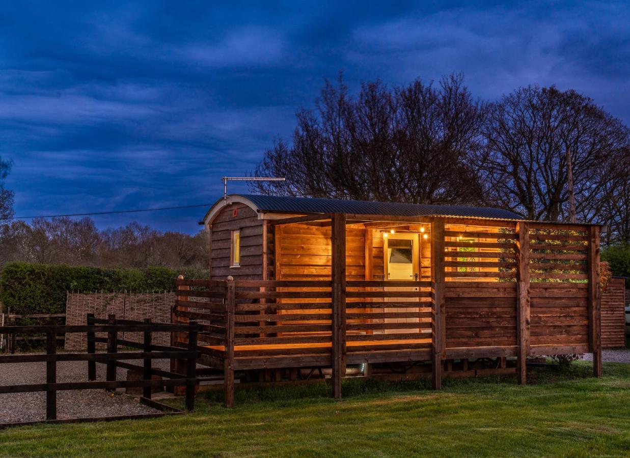 Hillside View Shepherds Hut - Ockeridge Rural Retreats Little Witley Экстерьер фото