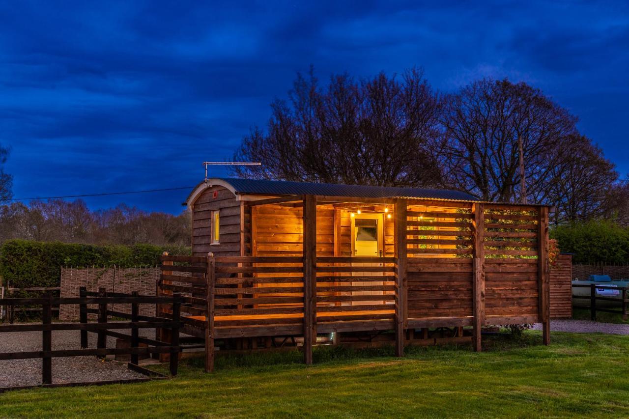 Hillside View Shepherds Hut - Ockeridge Rural Retreats Little Witley Экстерьер фото